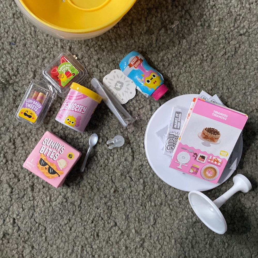 Miniverse strawberry sundae